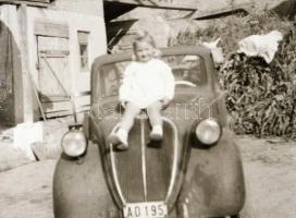 Régi autók eltérő korokból és különféle helyszíneken, 10 db szabadon felhasználható vintage negatív,...