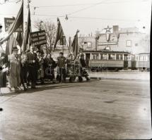 cca 1958 Villamosokról készült felvételek, 5 db vintage negatív különféle helyszíneken, 6x6 cm