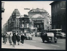 1965 Budapest, a Nemzeti Színház bontása, 5 db vintage fotó + 1 db repró, 6x8,5 cm és 9x13 cm között