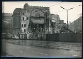 1965 Budapest, a Nemzeti Színház bontása, 5 db vintage fotó + 1 db repró, 6x8,5 cm és 9x13 cm között