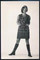 1968 Manökenek bőr ruházatban, 4 db vintage divatfotó, 17,5x11,5 cm