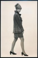 1968 Manökenek bőr ruházatban, 4 db vintage divatfotó, 17,5x11,5 cm