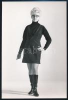 1968 Manökenek bőr ruházatban, 4 db vintage divatfotó, 17,5x11,5 cm