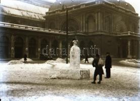 cca 1943 Budapest, sphinx (szfinx) feliratú hóember a Keleti pályaudvar oldalában, 2 db szabadon fel...