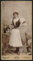 cca 1890 Zsunk nagyváradi műtermében készült kabinet fotó, Juliska kezében egy üveg rum, 20,5x11 cm