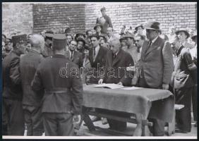 1945 Háborús bűnösök nyilvános kivégzése, 4 db vintage negatívról készült mai nagyítás, 25x18 cm
