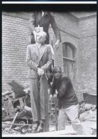 1945 Háborús bűnösök nyilvános kivégzése, 4 db vintage negatívról készült mai nagyítás, 25x18 cm