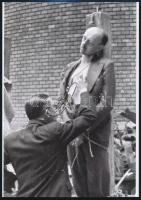 1945 Háborús bűnösök nyilvános kivégzése, 4 db vintage negatívról készült mai nagyítás, 25x18 cm