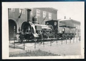 Mozdonyok tétele Tiszavölgyi József gyűjtéséből, 13 db vintage fotó különféle korokból,, 6x9 cm és 1...