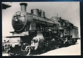 Mozdonyok tétele Tiszavölgyi József gyűjtéséből, 13 db vintage fotó különféle korokból,, 6x9 cm és 1...