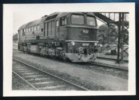 Mozdonyok tétele Tiszavölgyi József gyűjtéséből, 13 db vintage fotó különféle korokból,, 6x9 cm és 1...