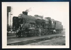 Mozdonyok tétele Tiszavölgyi József gyűjtéséből, 13 db vintage fotó különféle korokból,, 6x9 cm és 1...
