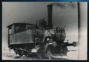 Mozdonyok tétele Tiszavölgyi József gyűjtéséből, 13 db vintage fotó különféle korokból,, 6x9 cm és 1...