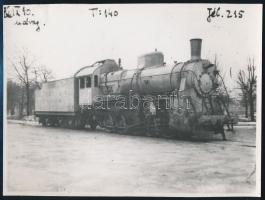 Mozdonyok tétele Tiszavölgyi József gyűjtéséből, 13 db vintage fotó különféle korokból,, 6x9 cm és 1...