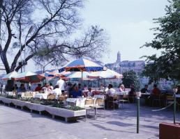 cca 1975 Budapest, Déli pályaudvar, 3 db fotó + 1 db képeslap (kb. 1960) + 7 db szabadon felhasználh...