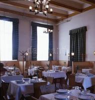 cca 1975 Budapest, Déli pályaudvar, 3 db fotó + 1 db képeslap (kb. 1960) + 7 db szabadon felhasználh...