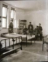 cca 1945 Katonaélet, 2 db szabadon felhasználható vintage negatív, 6x4,5 cm