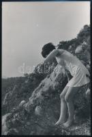 cca 1974 Sziklák védelmében, 5 db szolidan erotikus fénykép, 18x12 cm és 10x14 cm között / 5 erotic ...