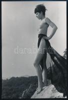 cca 1974 Sziklák védelmében, 5 db szolidan erotikus fénykép, 18x12 cm és 10x14 cm között / 5 erotic ...