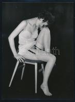 cca 1970 Széken ülve, ábrándozva, szolidan erotikus fényképek, 5 db vintage fotó, 18x13 cm / 5 eroti...