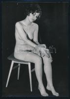 cca 1970 Széken ülve, ábrándozva, szolidan erotikus fényképek, 5 db vintage fotó, 18x13 cm / 5 eroti...