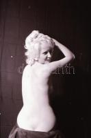 cca 1971 Forma tanulmányok, szolidan erotikus felvételek, 40 db vintage negatív, 36x24 mm