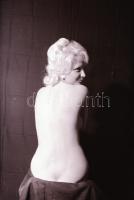 cca 1971 Forma tanulmányok, szolidan erotikus felvételek, 40 db vintage negatív, 36x24 mm