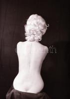 cca 1971 Forma tanulmányok, szolidan erotikus felvételek, 40 db vintage negatív, 36x24 mm