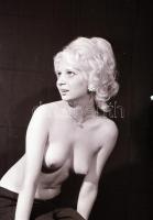 cca 1971 Forma tanulmányok, szolidan erotikus felvételek, 40 db vintage negatív, 36x24 mm