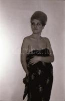 cca 1972 Karcsú lányok a műteremben, 26 db szolidan erotikus, vintage negatív, 36x24 mm