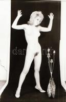 cca 1972 Karcsú lányok a műteremben, 26 db szolidan erotikus, vintage negatív, 36x24 mm