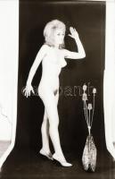 cca 1972 Karcsú lányok a műteremben, 26 db szolidan erotikus, vintage negatív, 36x24 mm