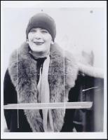 3 db hölgyeket ábrázoló nagyméretű divatfotó 18x26 cm