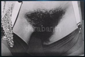 cca 1980 Csábos szexis fényképek, szolidan erotikus felvételek, 6 db későbbi nagyítás, 15x10 cm / 6 ...