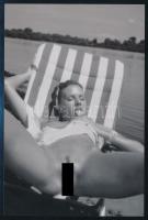 cca 1980 Csábos szexis fényképek, szolidan erotikus felvételek, 6 db későbbi nagyítás, 15x10 cm / 6 ...