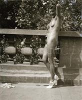 cca 1930 A női napozó titkai, szolidan erotikus felvételek, 3 db vintage negatív, 5x8 cm