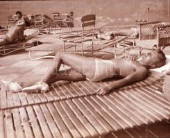 cca 1930 A női napozó titkai, szolidan erotikus felvételek, 3 db vintage negatív, 5x8 cm