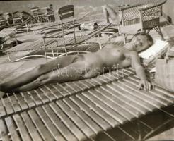 cca 1930 A női napozó titkai, szolidan erotikus felvételek, 3 db vintage negatív, 5x8 cm