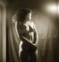 cca 1965 A hangulat lámpa fényében, szolidan erotikus felvételek, 7 db vintage negatív, 6x6 cm