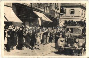 1940 Nagyvárad, Oradea; bevonulás, feldíszített autó, Matula üzlet / entry of the Hungarian troops, decorated automobile, shops