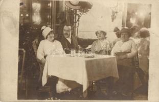 1914 Budapest, asztaltársaság étteremben. photo