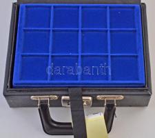 Kisalakú műbőr csatos éremtartó koffer 8x12db érem tárolására alkalmas éremtartó tálcával, használt ...