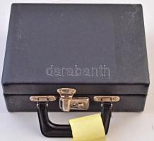Kisalakú műbőr csatos éremtartó koffer 8x12db érem tárolására alkalmas éremtartó tálcával, használt ...