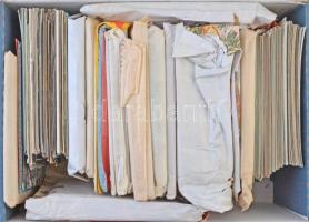 Kb. 1000 db MODERN külföldi városképes lap 1960-as és 1980-as évekből, országonként csomagolva doboz...