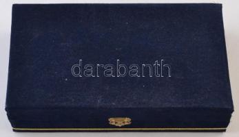 Jelvény, kitűző, emlékérem és érme tétel, bársonyborítású díszdobozban T:vegyes