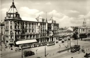 Debrecen, Arany Bika szálloda, villamos, automobil, üzletek. Képzőművészeti Alap kiadása