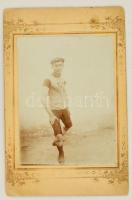 cca 1890 Bicikliversenyző bajnok érmekkel keményhátú fotó 17x11 cm