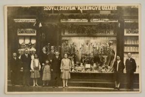 1928 Debrecen, szövet és kelengye üzlet fényképe. Fotólap