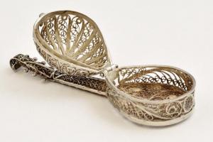 Ezüst(Ag) koboz, filigrán díszítéssel, jelzés nélkül, h: 8 cm, bruttó: 17,4 g