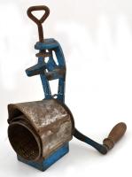 Régi fém daráló, rozsdás, m: 27 cm